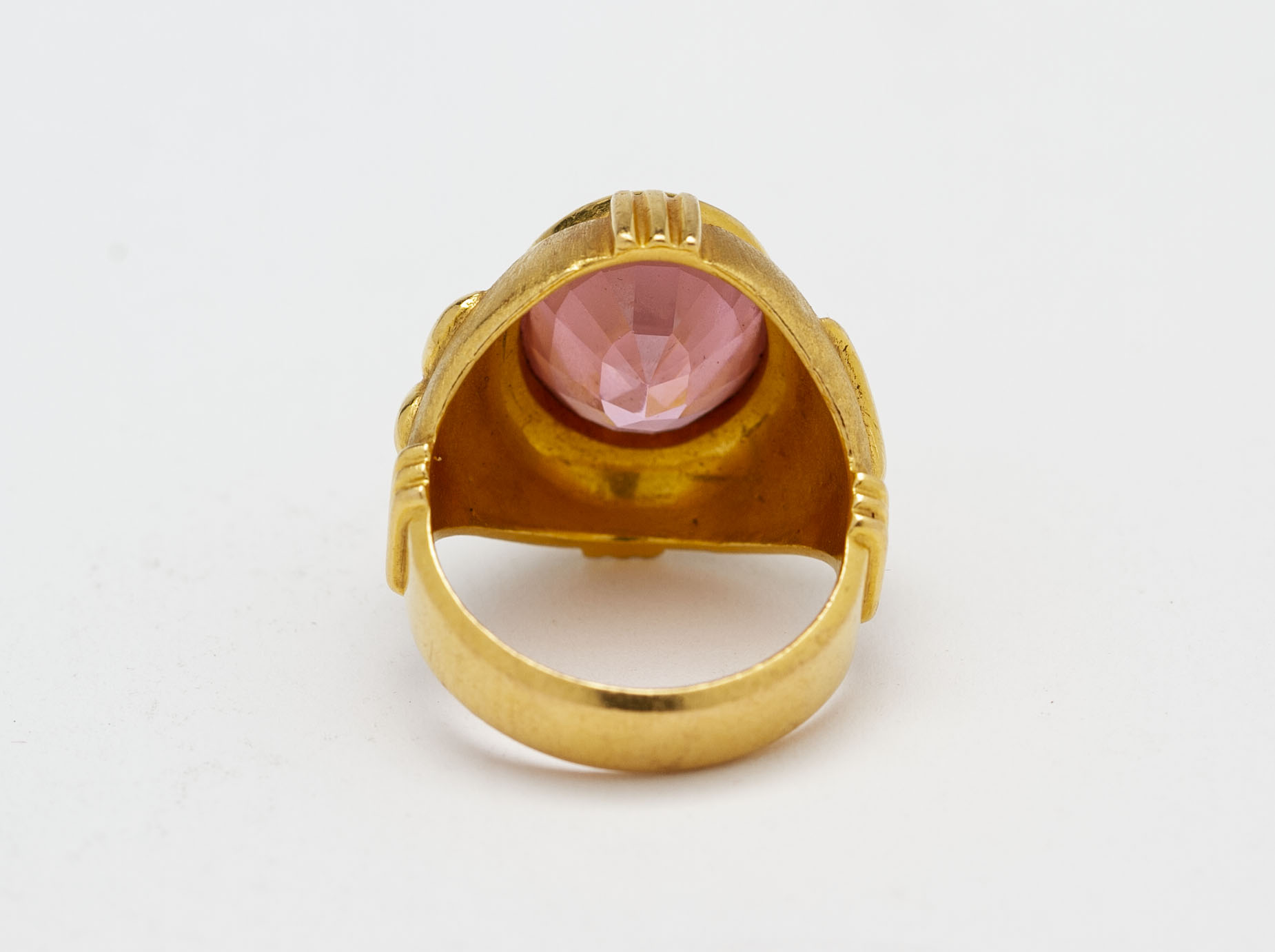 A SYNTHETIC PINK SAPPHIRE SINGLE STONE RING - Image 2 of 2