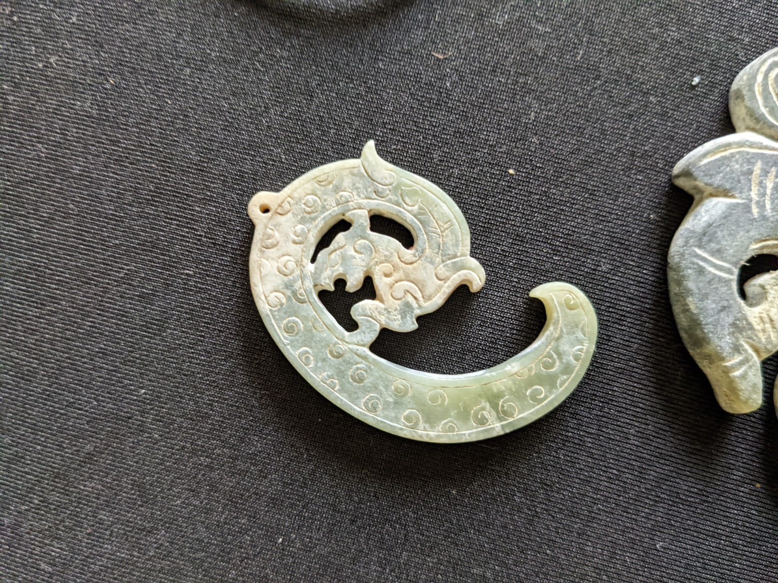 A GROUP OF ARCHAIC STYLE JADE PENDANTS - Image 19 of 21