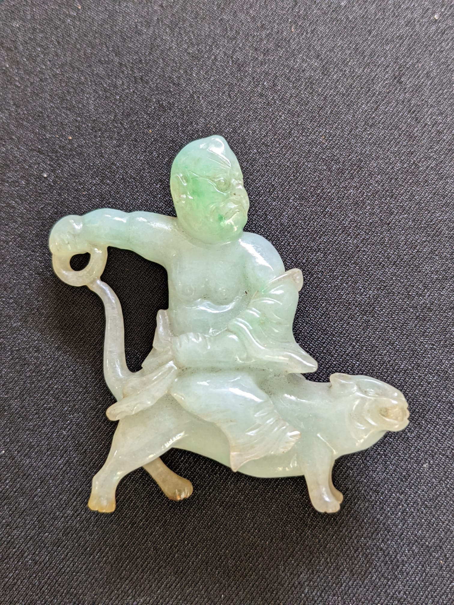 A GROUP OF THREE JADE CARVINGS - Image 4 of 8