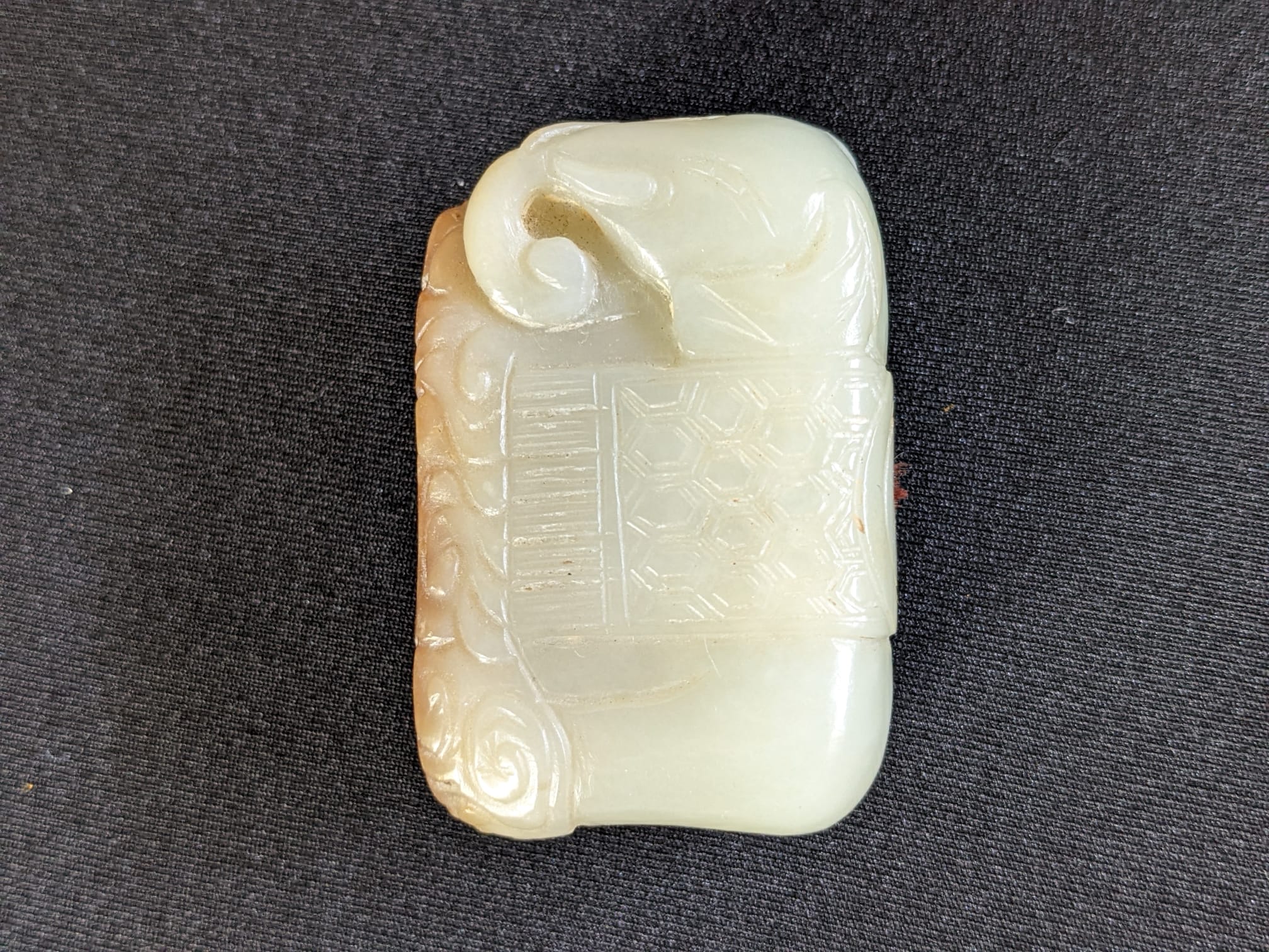 A GROUP OF THREE JADE CARVINGS - Image 8 of 8