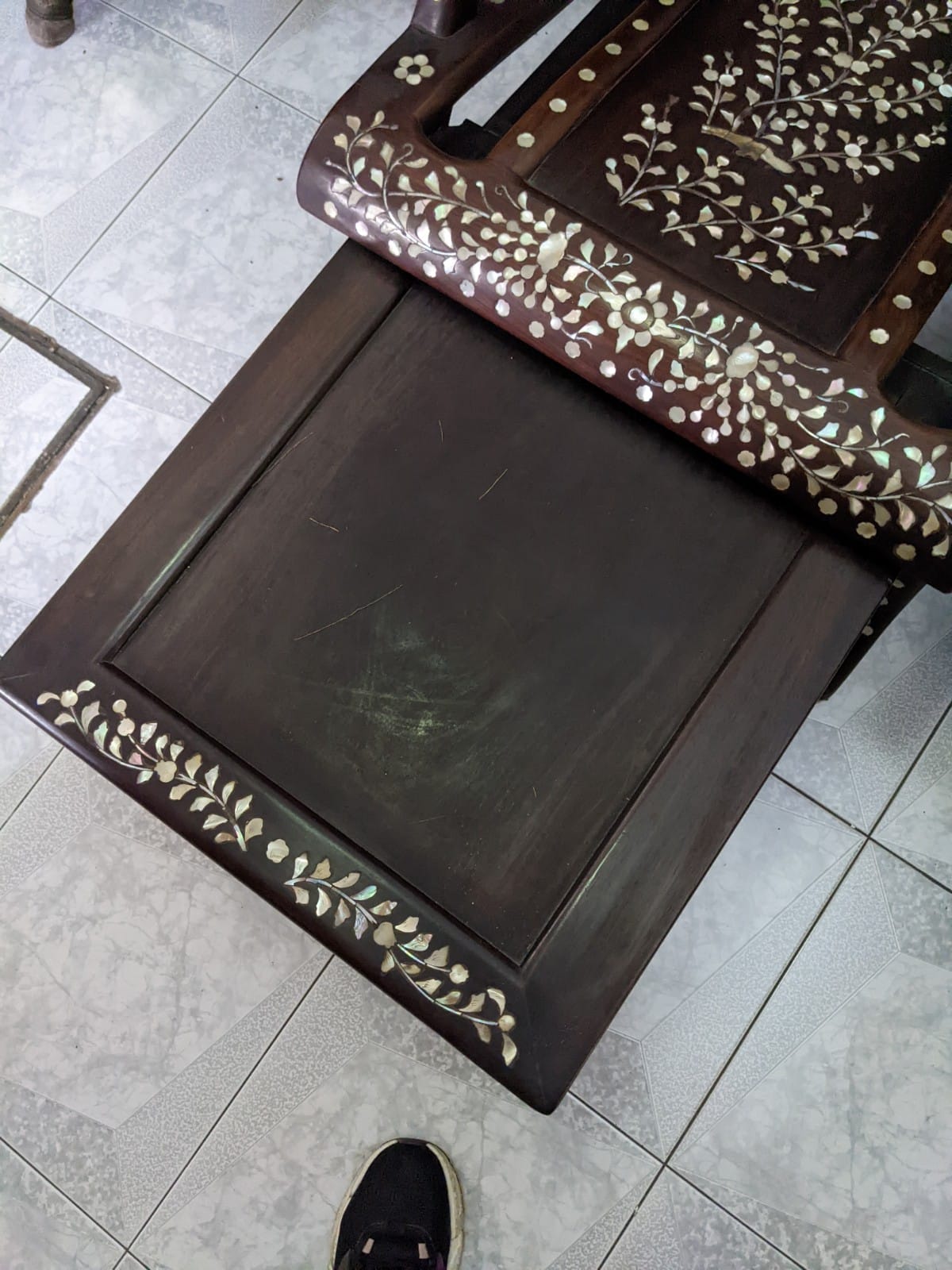 A PAIR OF MOTHER OF PEARL INLAID CHAIRS AND A SIDE TABLE - Image 14 of 23