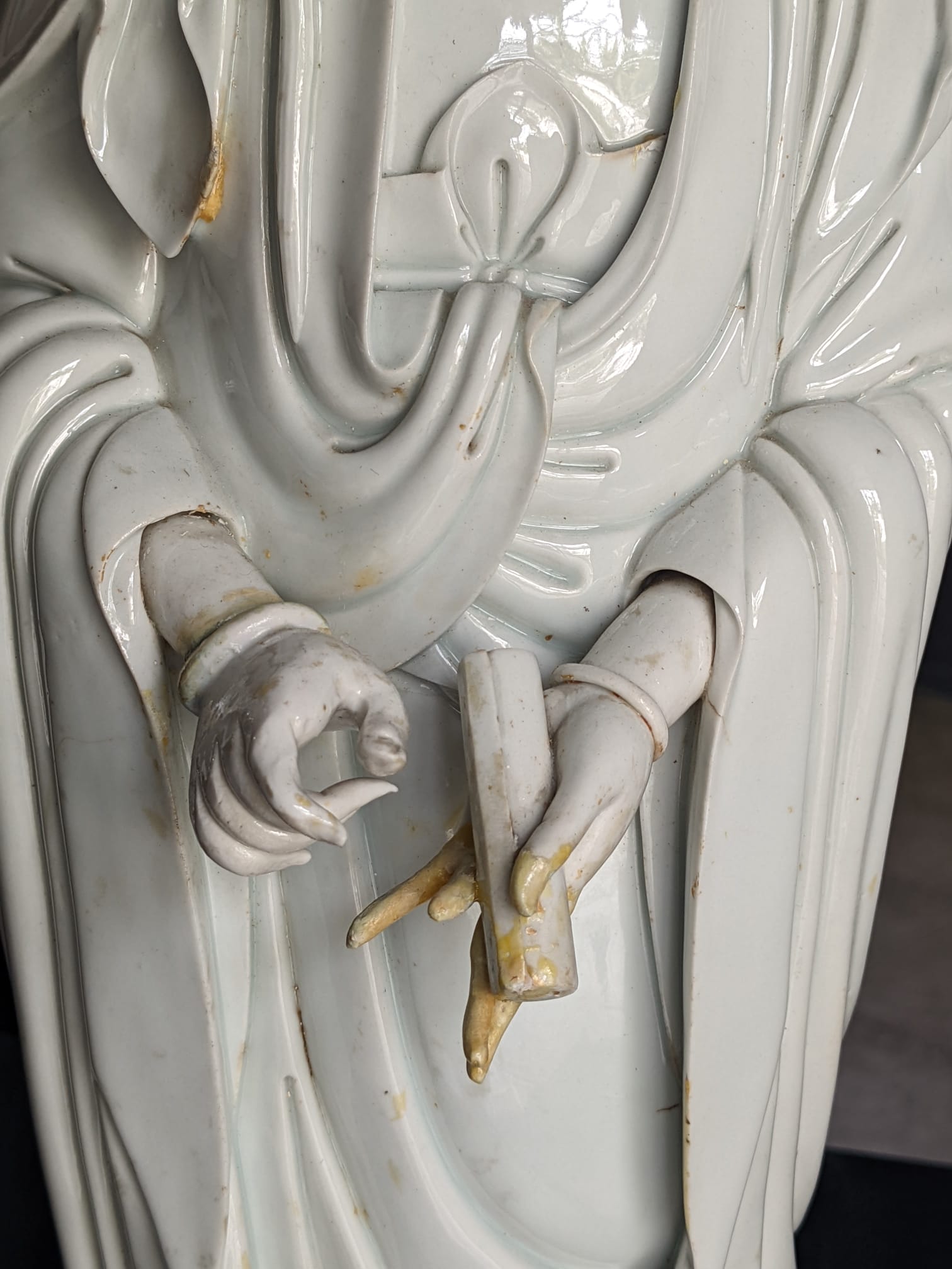 A LARGE BLANC DE CHINE PORCELAIN FIGURE OF GUANYIN - Image 5 of 6