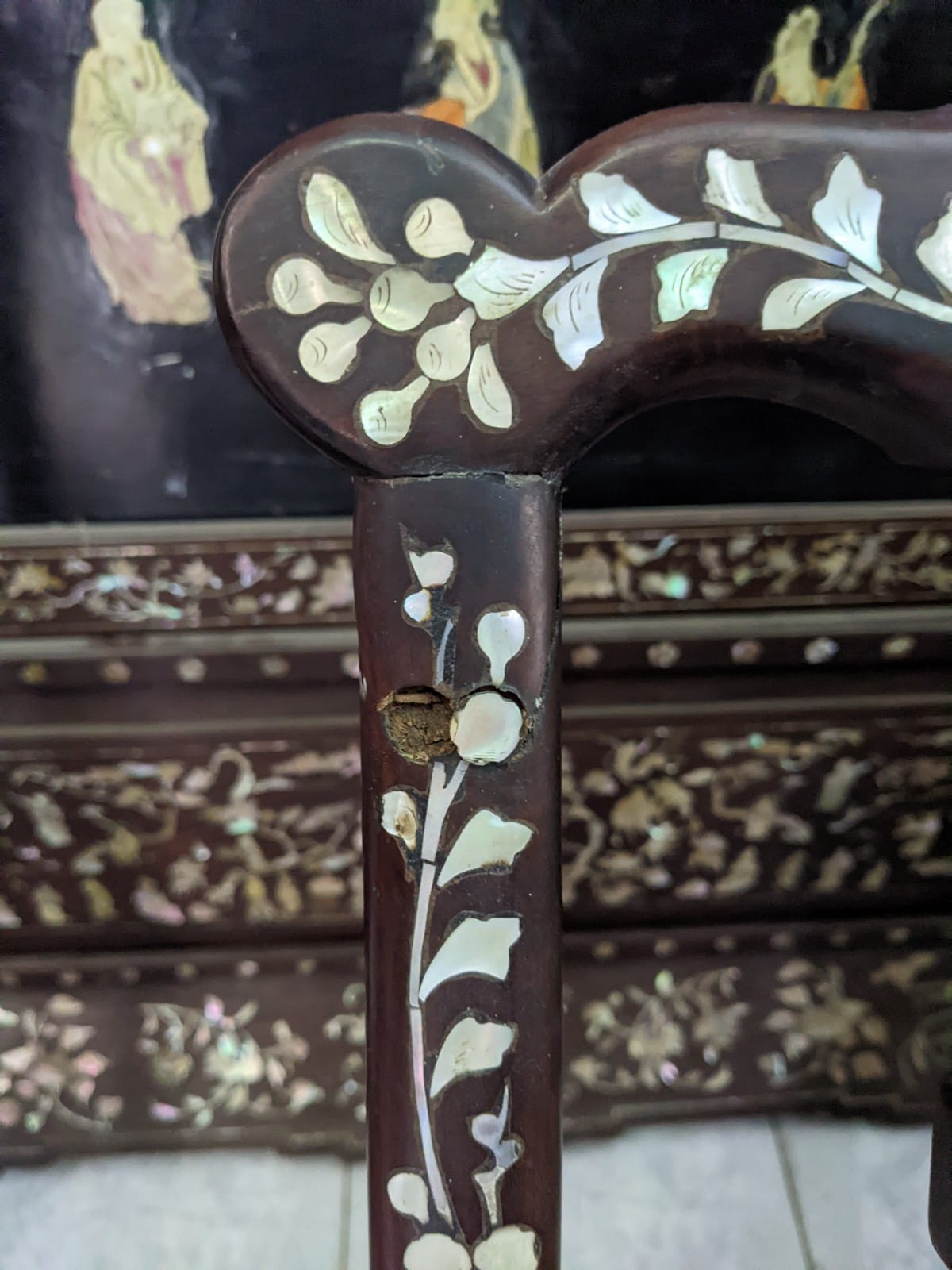 A PAIR OF MOTHER OF PEARL INLAID CHAIRS AND A SIDE TABLE - Image 6 of 23