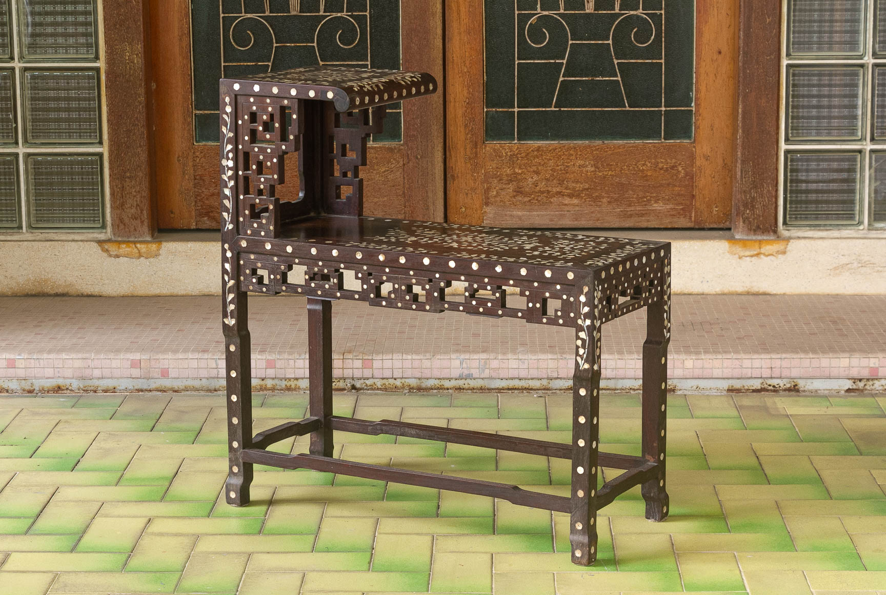 A PAIR OF MOTHER OF PEARL INLAID CHAIRS AND A SIDE TABLE - Image 2 of 23