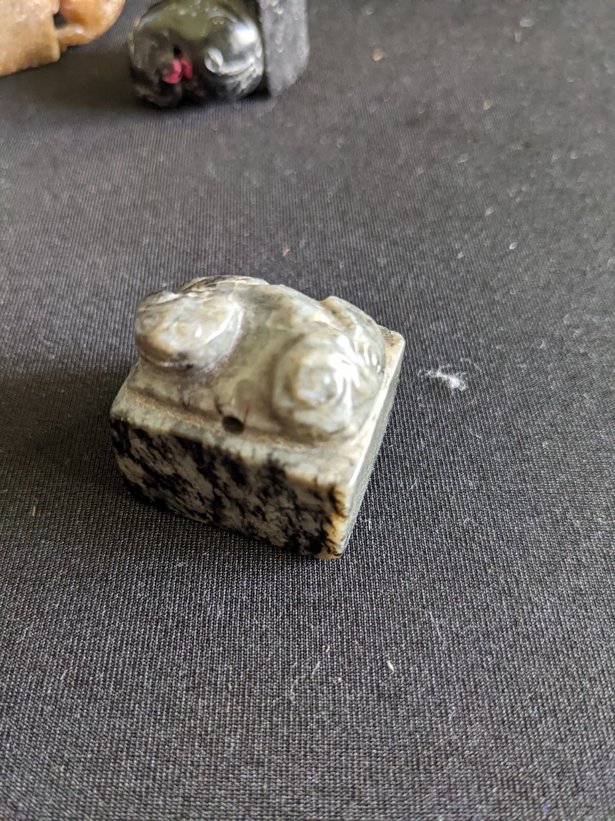 A SMALL GROUP OF CARVED HARDSTONE SEALS - Image 16 of 17