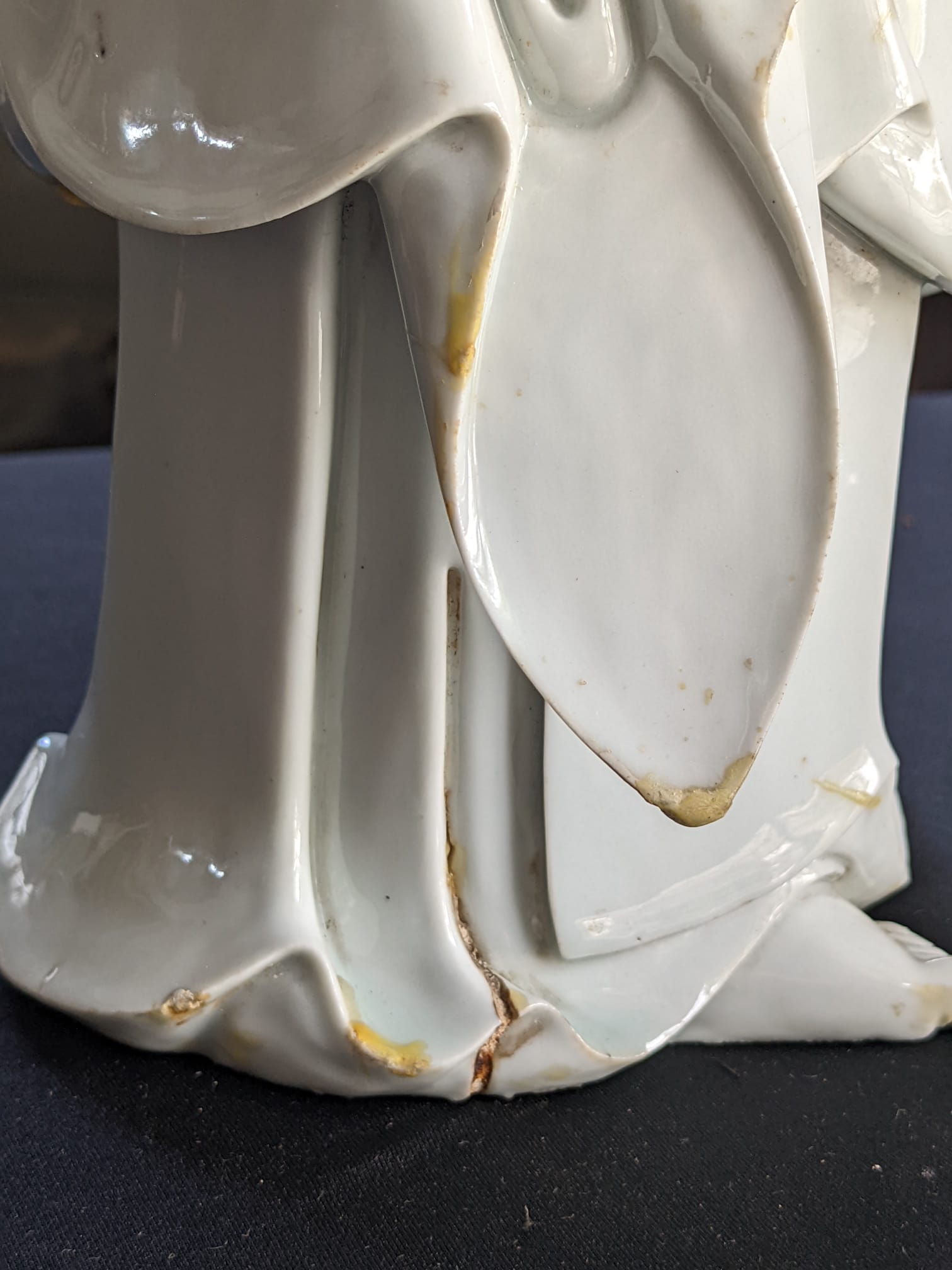 A LARGE BLANC DE CHINE PORCELAIN FIGURE OF GUANYIN - Image 4 of 6