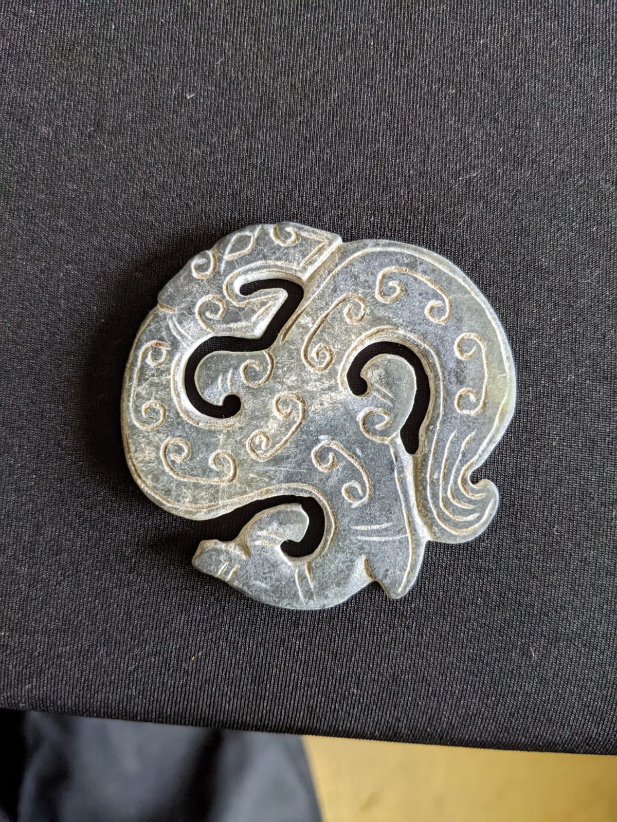 A GROUP OF ARCHAIC STYLE JADE PENDANTS - Image 13 of 21