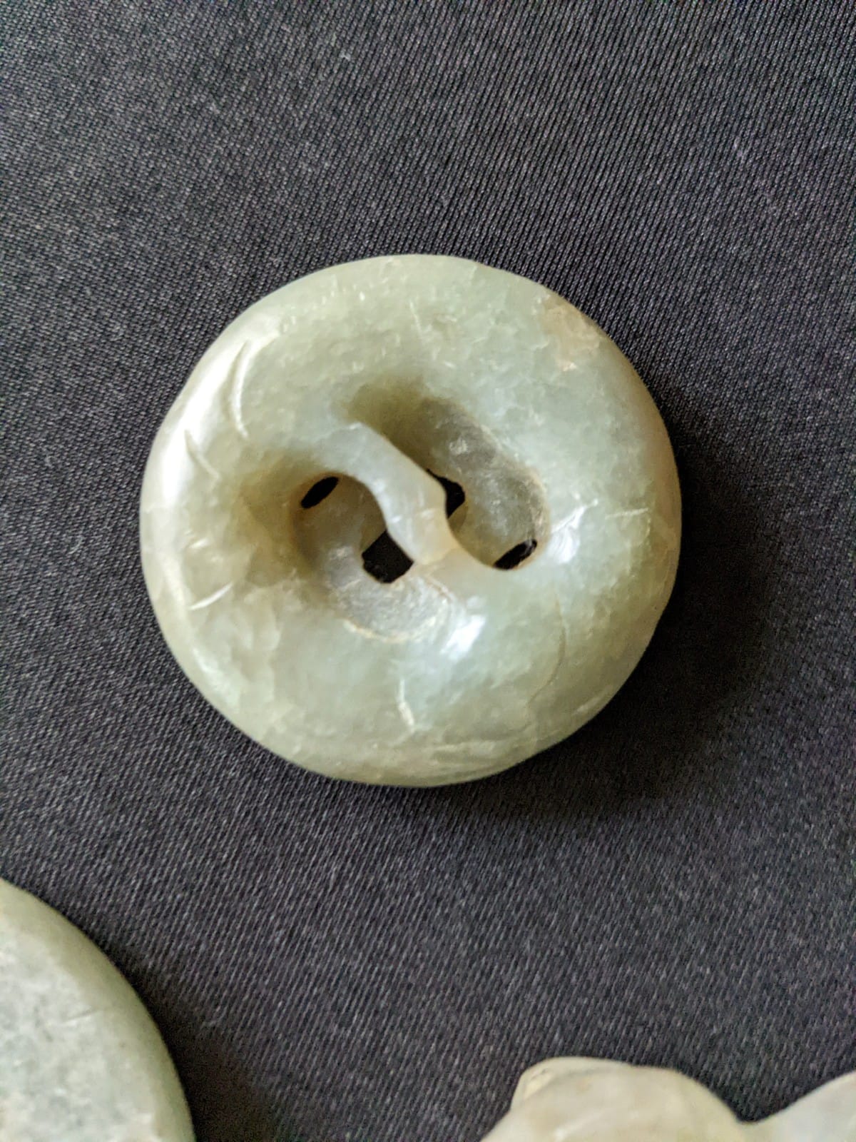 A GROUP OF EIGHT JADE BELT BUCKLES AND DISKS - Image 19 of 20