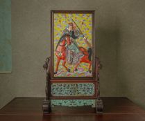 A PORCELAIN AND CARVED HARDWOOD TABLE SCREEN