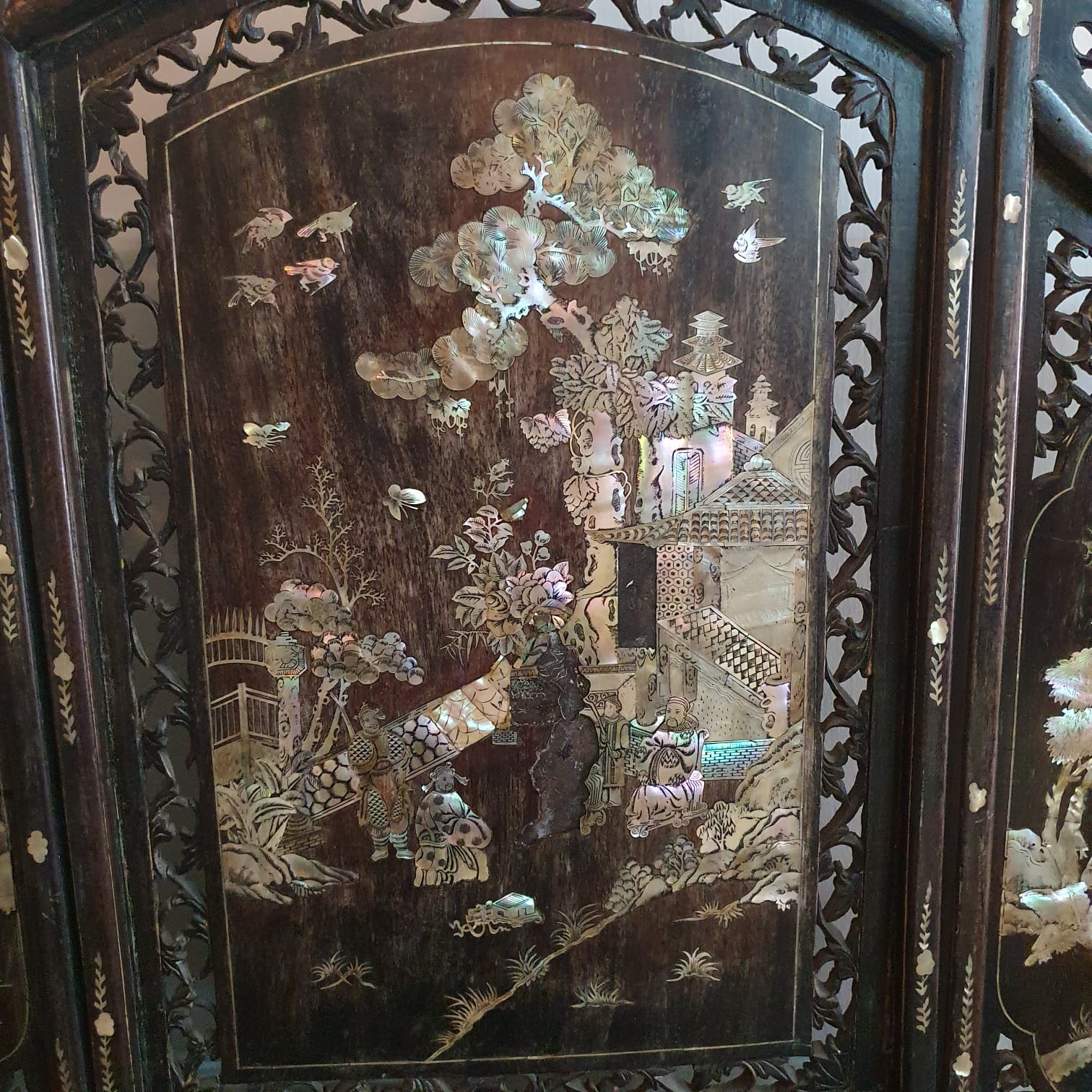 A MOTHER OF PEARL INLAID HARDWOOD TABLE SCREEN - Image 3 of 7