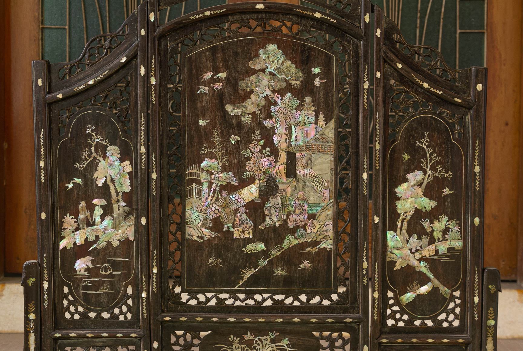 A MOTHER OF PEARL INLAID HARDWOOD TABLE SCREEN - Image 2 of 7