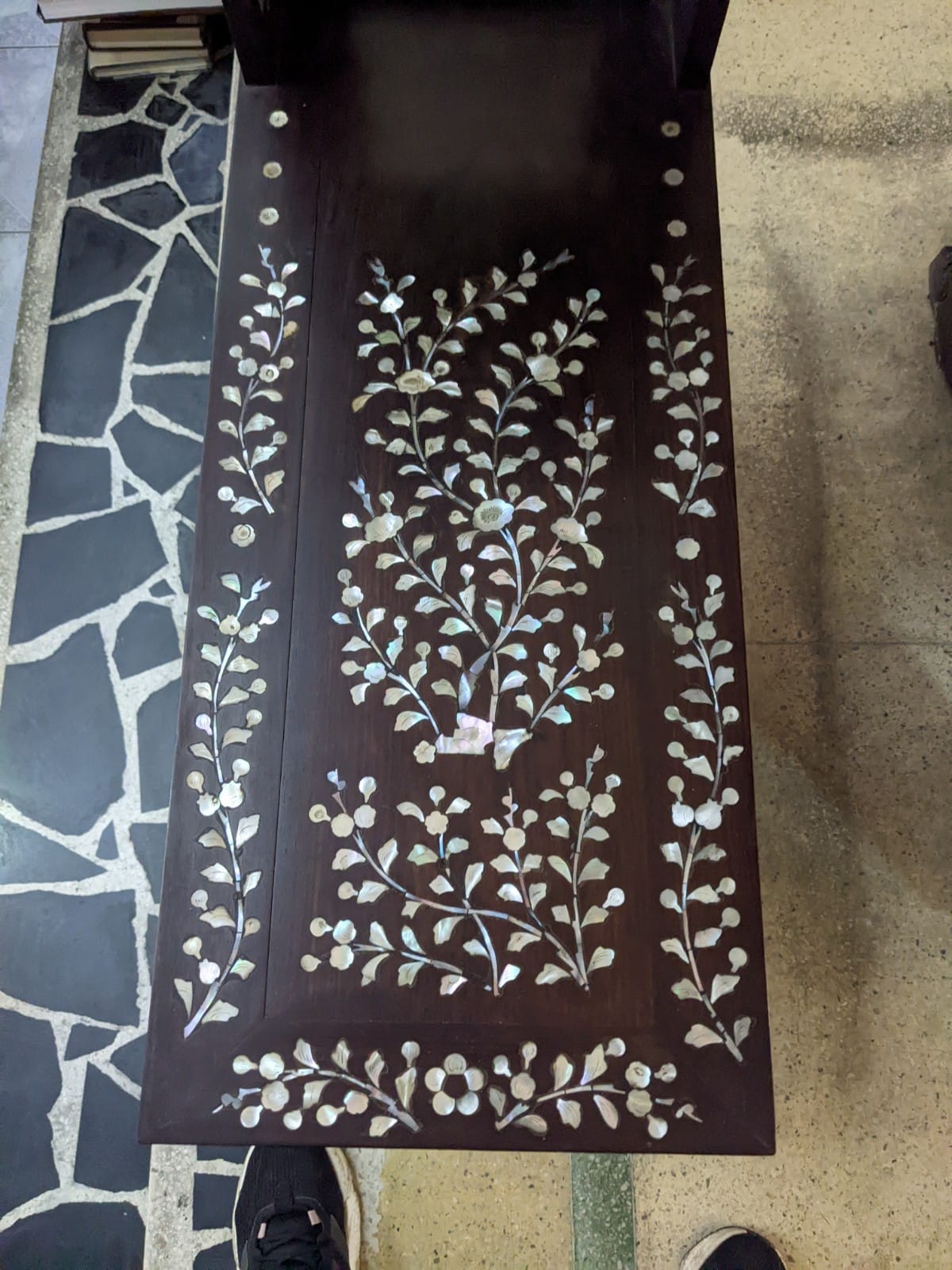 A PAIR OF MOTHER OF PEARL INLAID CHAIRS AND A SIDE TABLE - Image 17 of 23