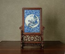 A BLUE AND WHITE PORCELAIN AND HARDWOOD TABLE SCREEN