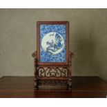 A BLUE AND WHITE PORCELAIN AND HARDWOOD TABLE SCREEN