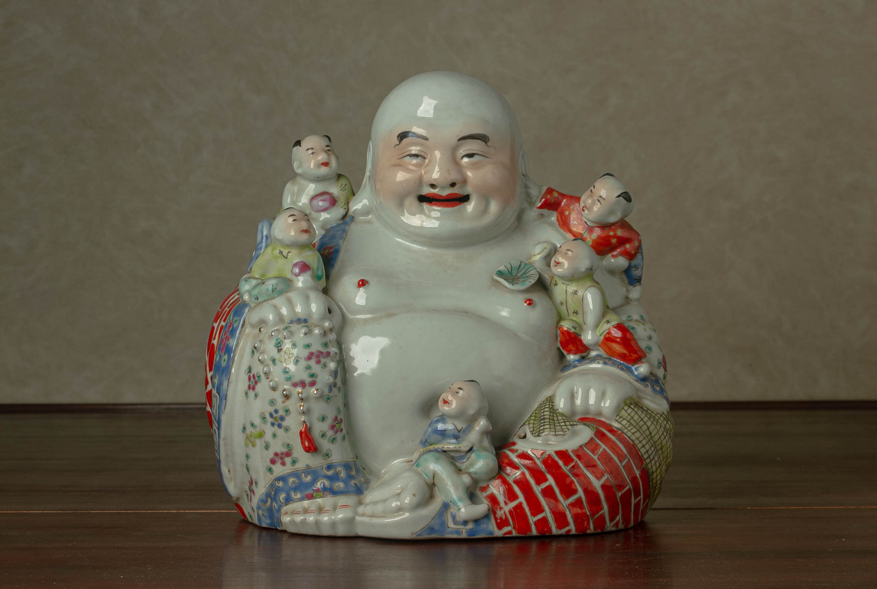 A FAMILLE ROSE MODEL OF A BUDAI