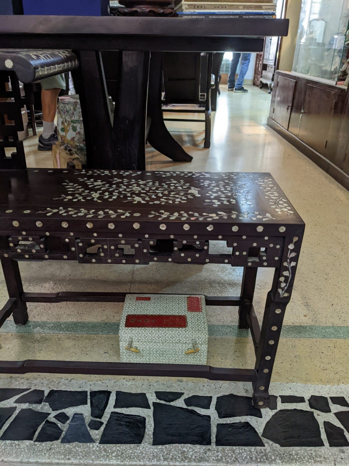 A PAIR OF MOTHER OF PEARL INLAID CHAIRS AND A SIDE TABLE - Image 18 of 23