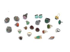 A GROUP OF ASSORTED JEWELLERY