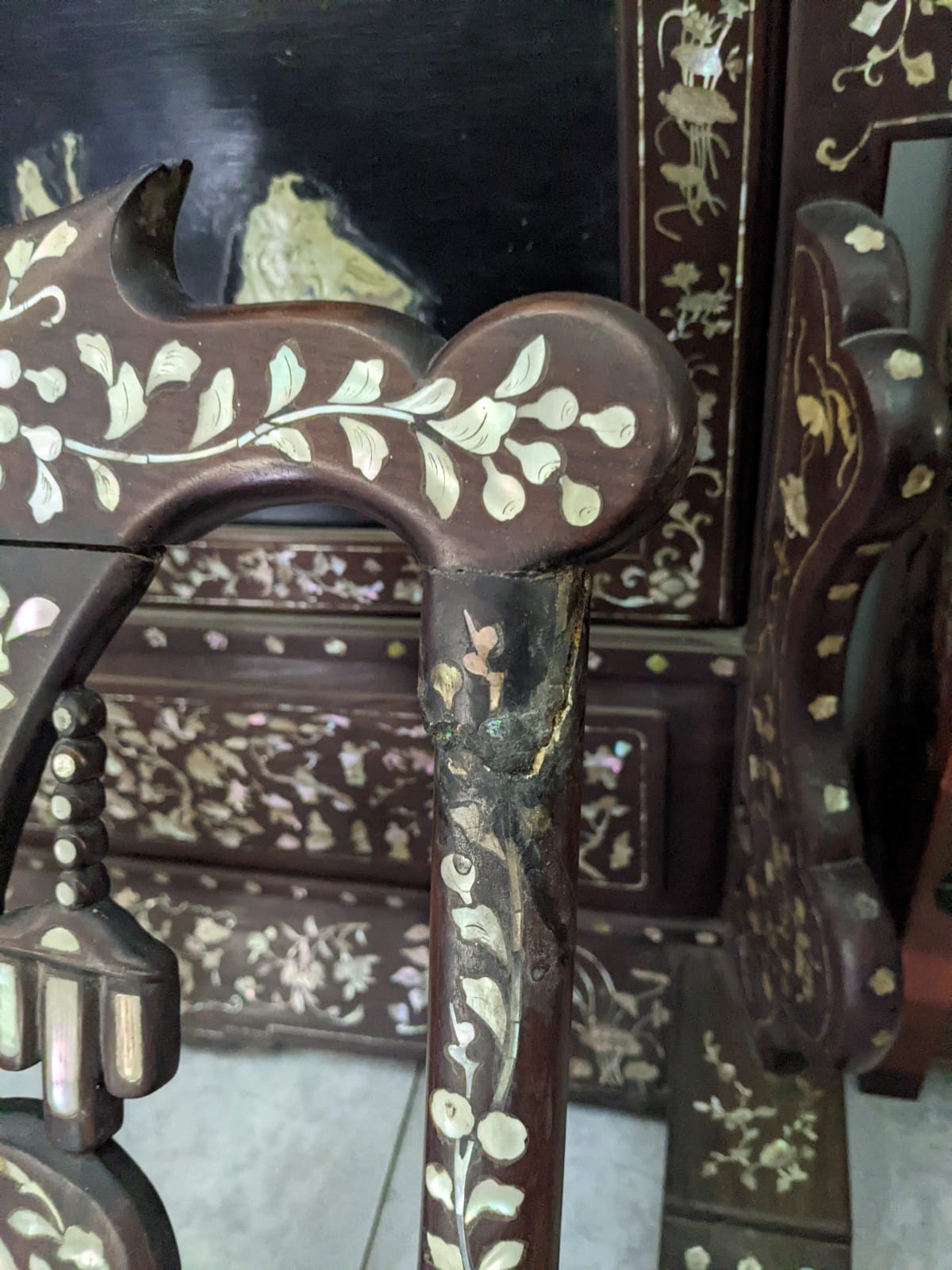 A PAIR OF MOTHER OF PEARL INLAID CHAIRS AND A SIDE TABLE - Image 7 of 23