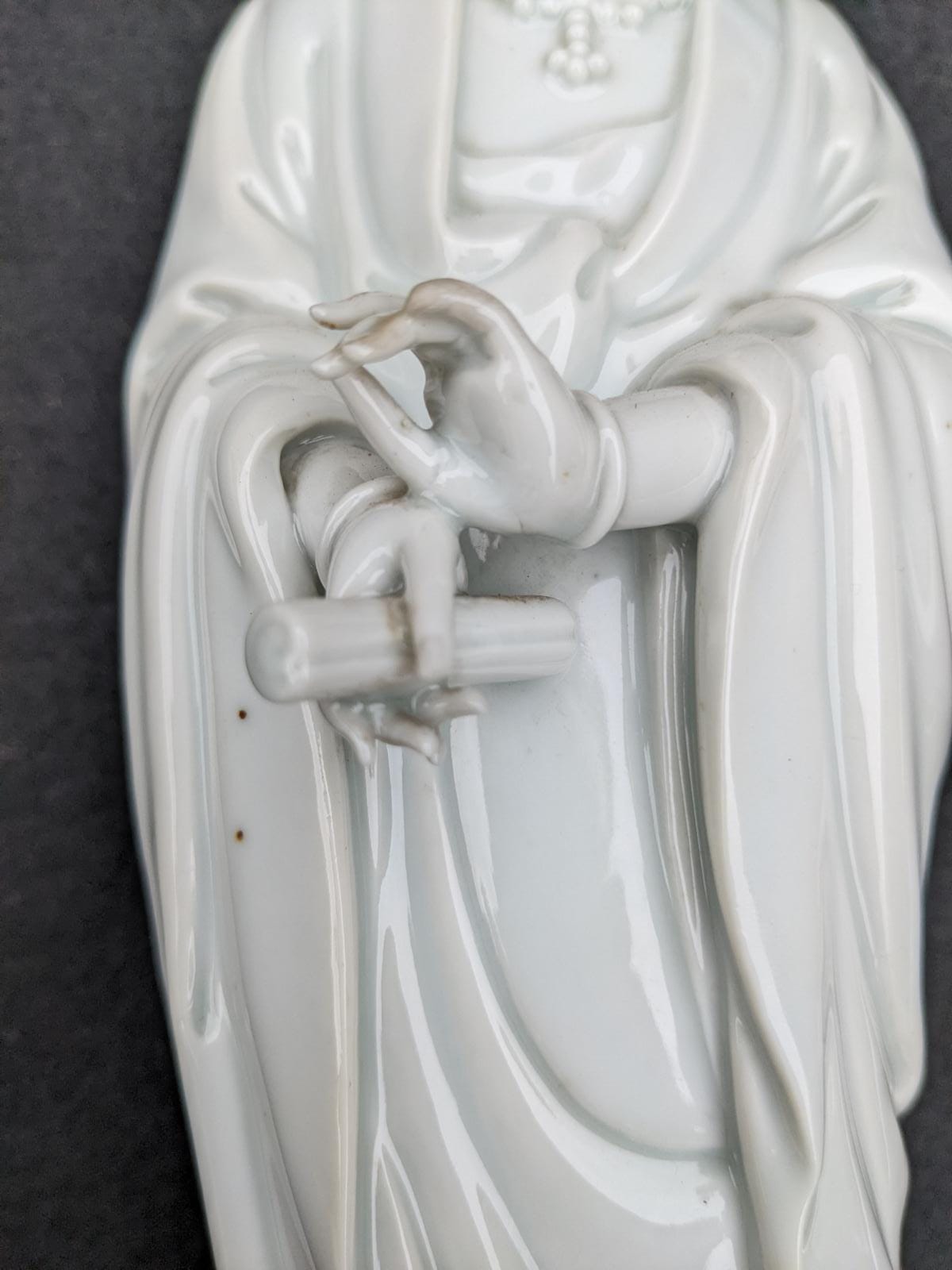 FIVE BLANC DE CHINE AND GREEN GLAZED FIGURES OF GUANYIN - Image 8 of 22