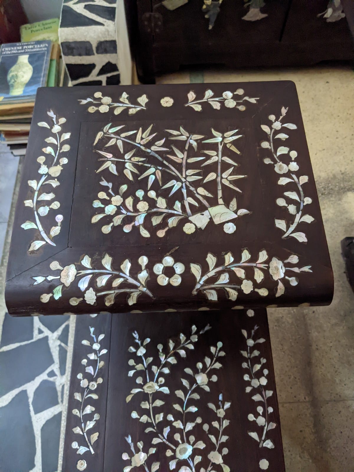 A PAIR OF MOTHER OF PEARL INLAID CHAIRS AND A SIDE TABLE - Image 19 of 23