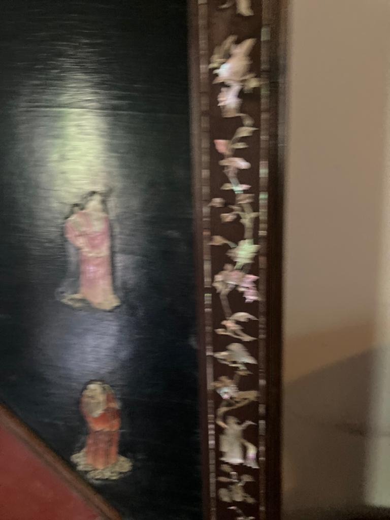 A LARGE MOTHER OF PEARL INLAID AND PORCELAIN SCREEN - Image 19 of 32