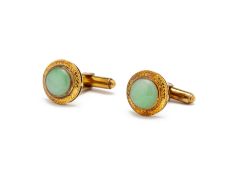 A PAIR OF GOLD AND JADE CUFFLINKS