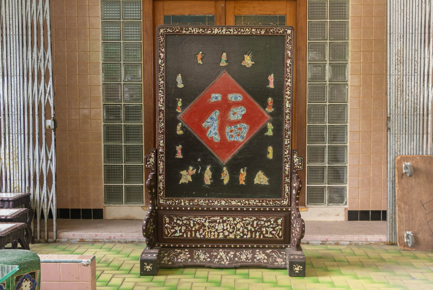 A LARGE MOTHER OF PEARL INLAID AND PORCELAIN SCREEN