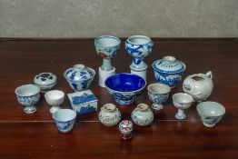 A GROUP OF SMALL BLUE AND WHITE AND OTHER CERAMIC ITEMS