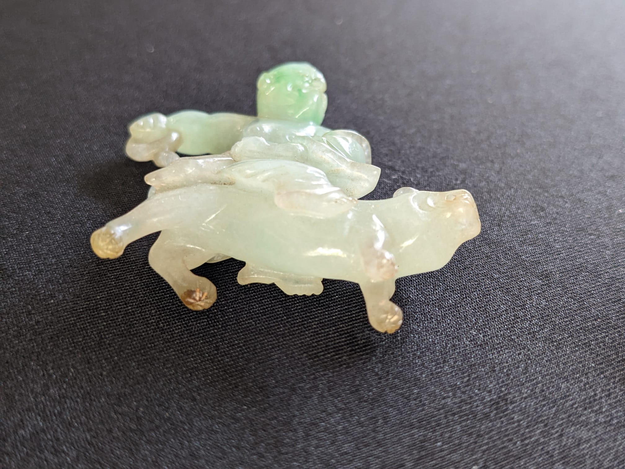 A GROUP OF THREE JADE CARVINGS - Image 5 of 8