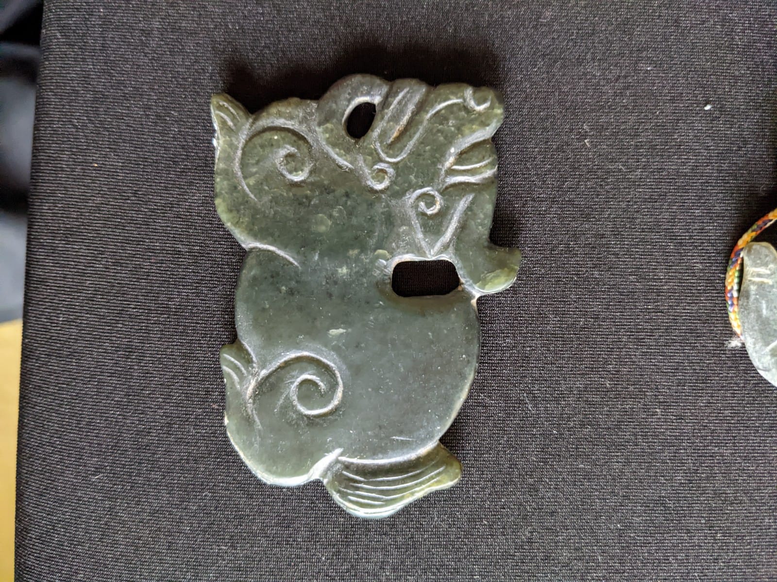 A GROUP OF ARCHAIC STYLE JADE PENDANTS - Image 15 of 21