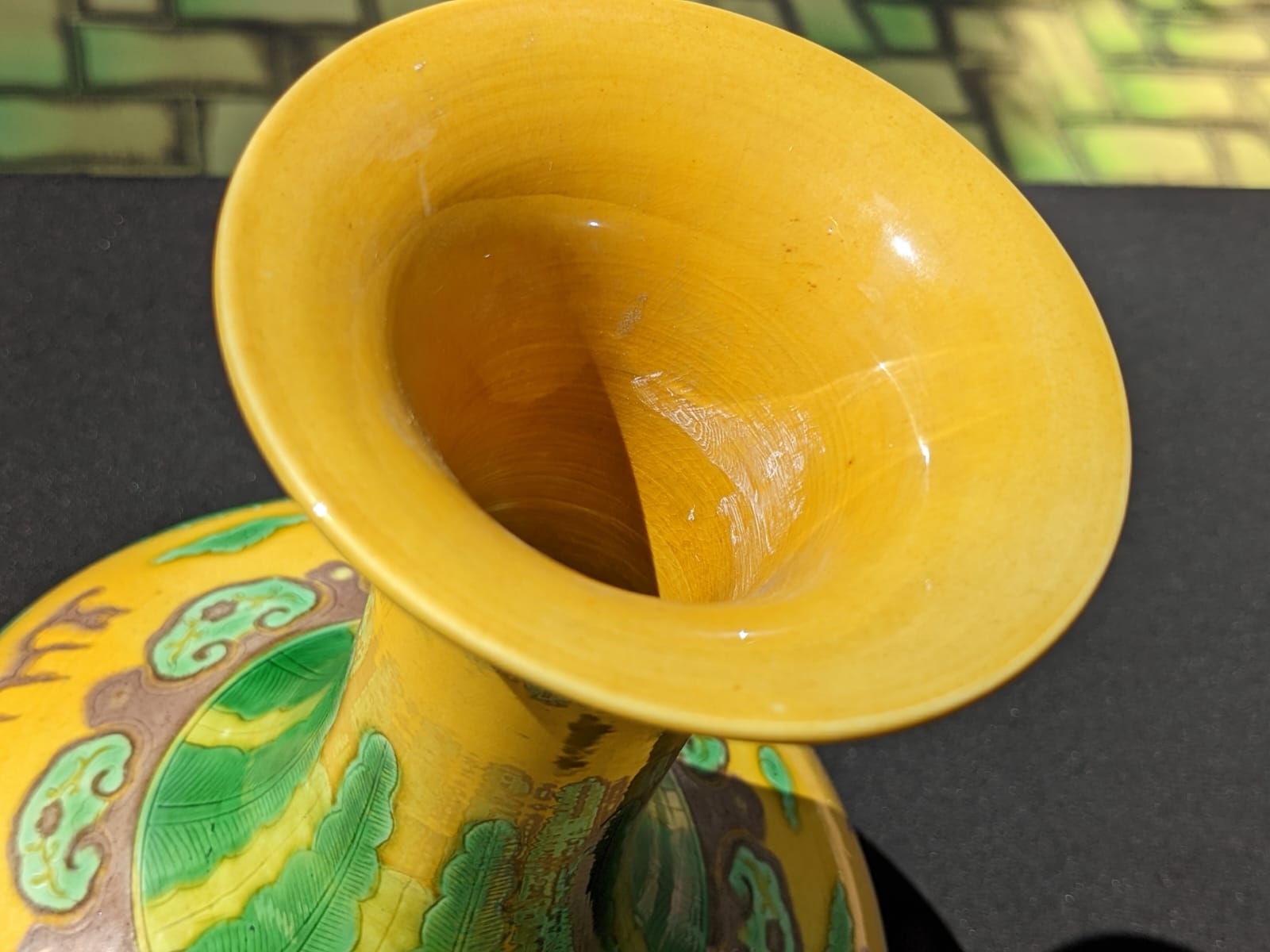 A YELLOW GROUND GREEN ENAMELLED VASE - Image 5 of 10