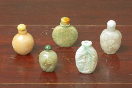 A GROUP OF FIVE CARVED JADE SNUFF BOTTLES