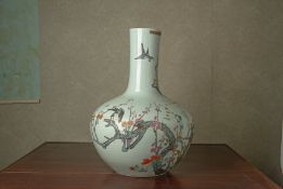 A LARGE FAMILLE ROSE PORCELAIN BOTTLE VASE