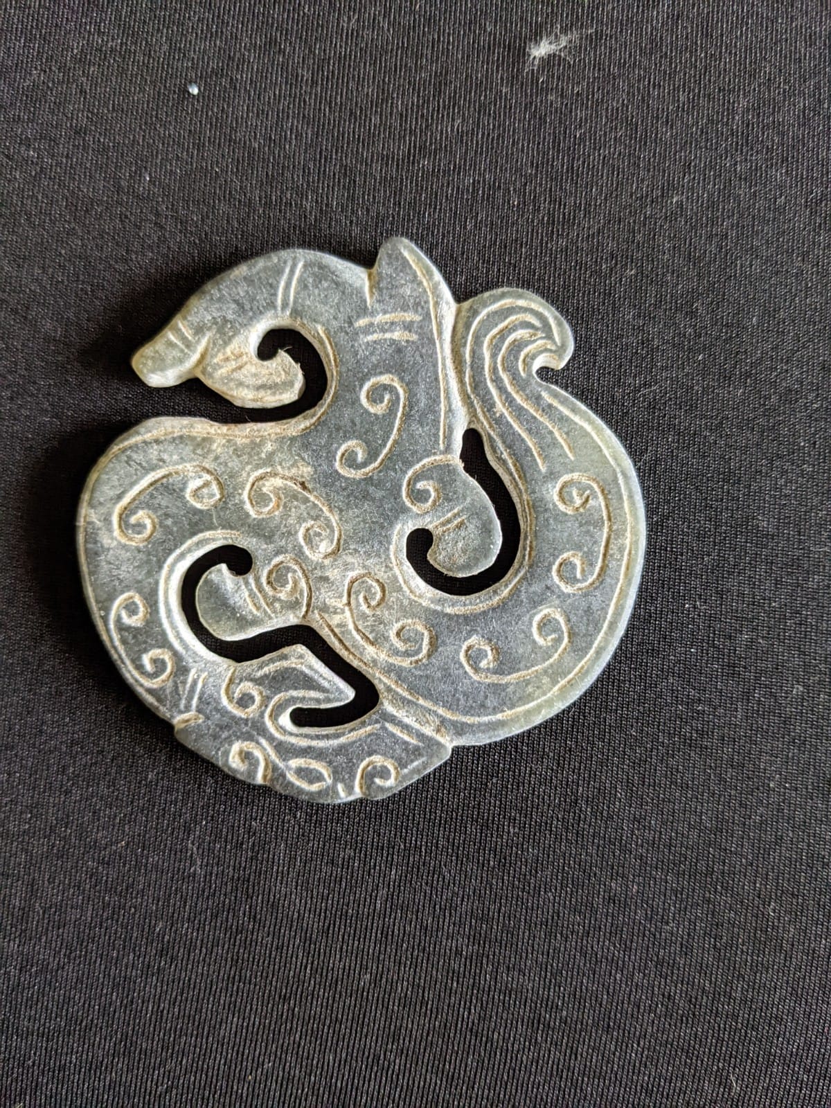 A GROUP OF ARCHAIC STYLE JADE PENDANTS - Image 17 of 21