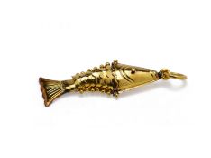 A YELLOW METAL ARTICULATED FISH PENDANT