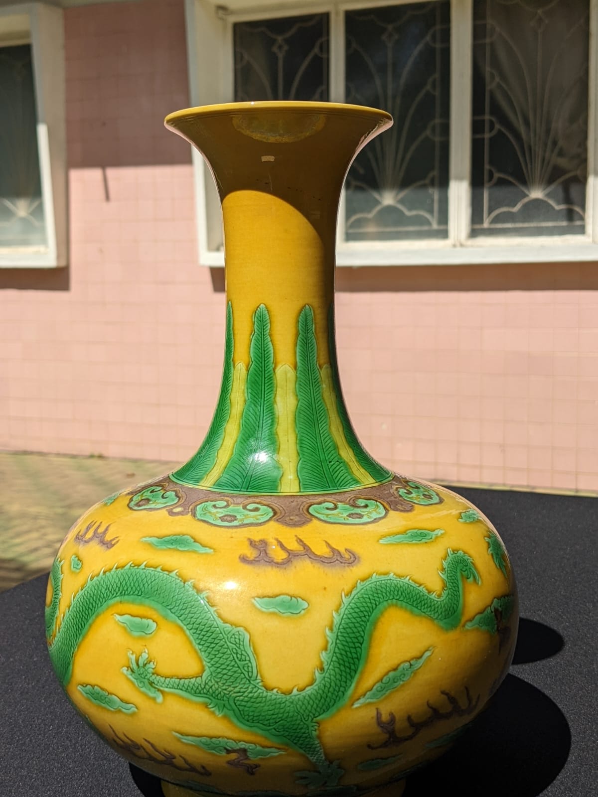 A YELLOW GROUND GREEN ENAMELLED VASE - Image 8 of 10