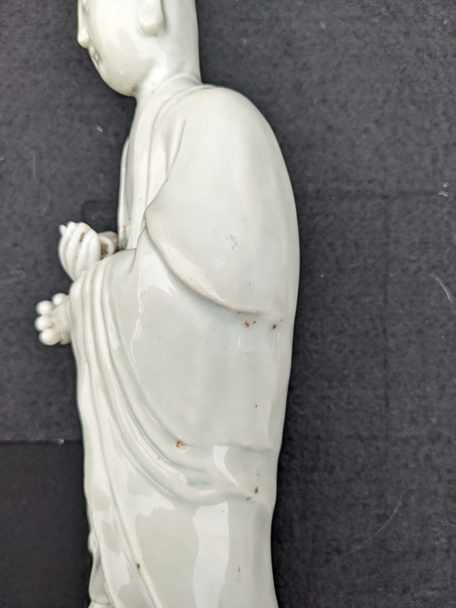 FIVE BLANC DE CHINE AND GREEN GLAZED FIGURES OF GUANYIN - Image 16 of 22