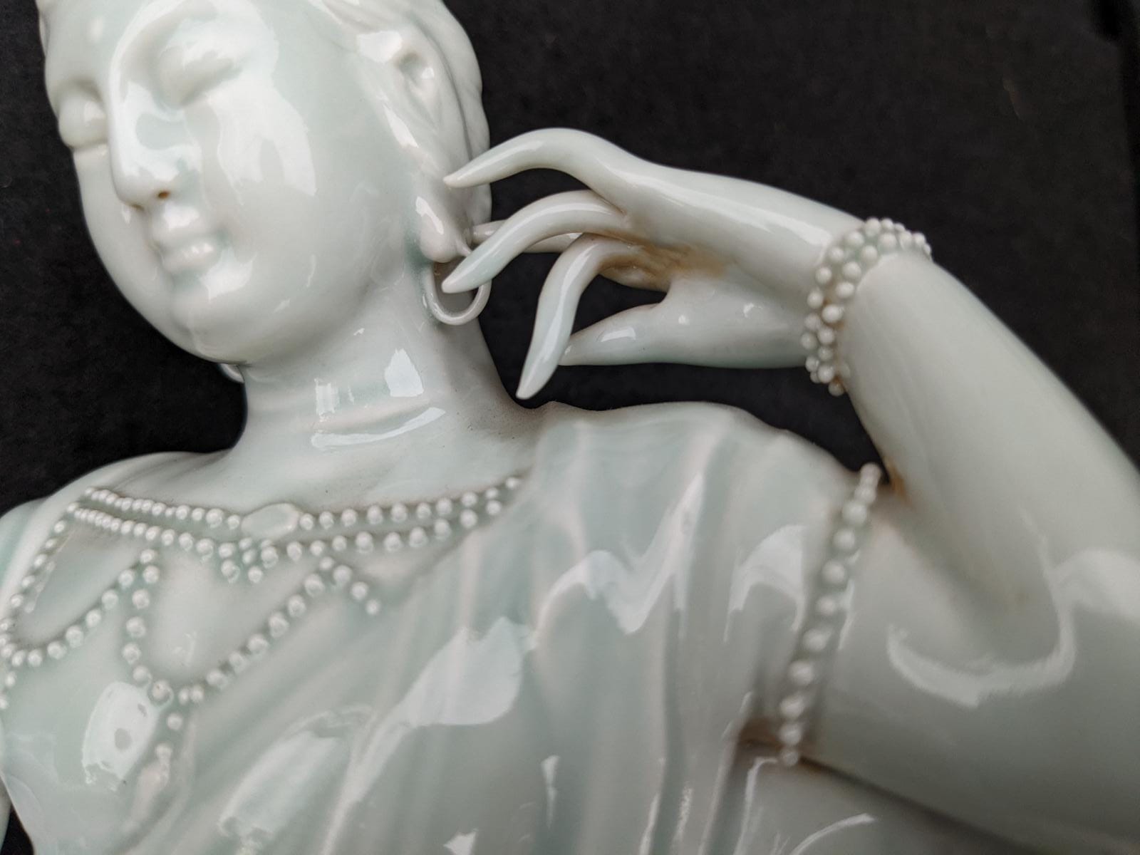 FIVE BLANC DE CHINE AND GREEN GLAZED FIGURES OF GUANYIN - Image 3 of 22