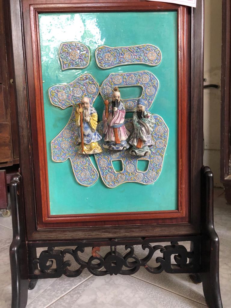 A PORCELAIN AND CARVED HARDWOOD FU LU SHOU TABLE SCREEN - Image 3 of 14