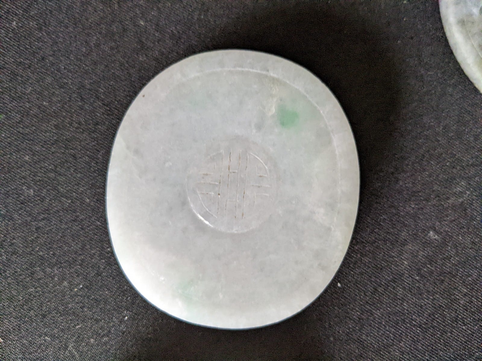 A GROUP OF EIGHT JADE BELT BUCKLES AND DISKS - Image 16 of 20