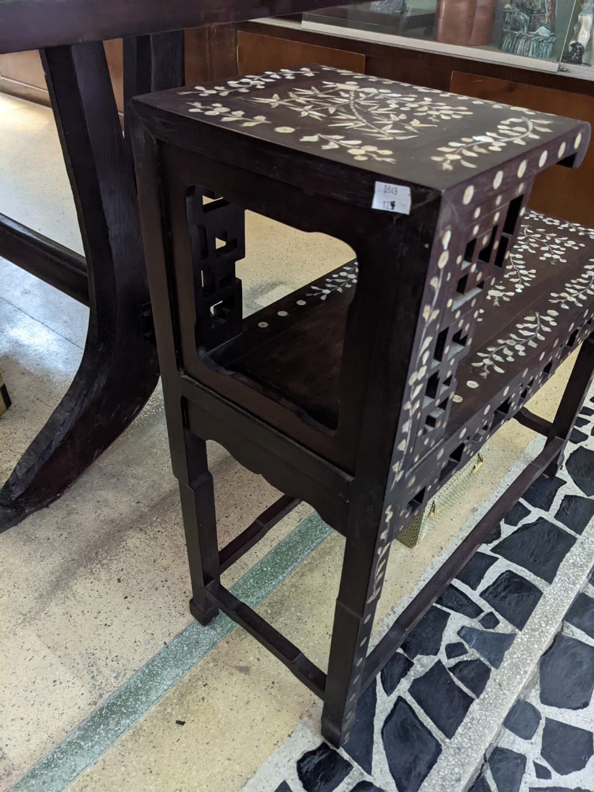 A PAIR OF MOTHER OF PEARL INLAID CHAIRS AND A SIDE TABLE - Image 23 of 23