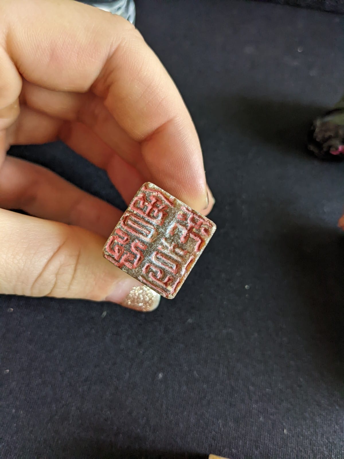 A SMALL GROUP OF CARVED HARDSTONE SEALS - Image 13 of 17