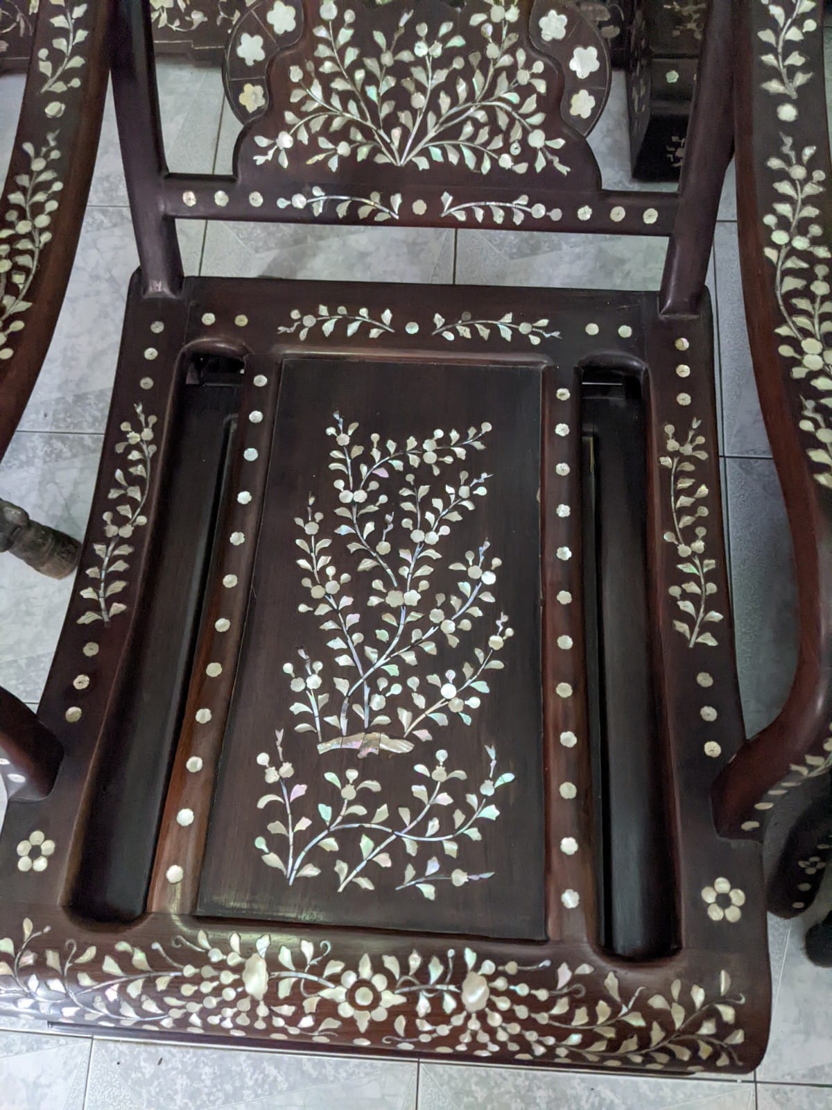 A PAIR OF MOTHER OF PEARL INLAID CHAIRS AND A SIDE TABLE - Image 13 of 23