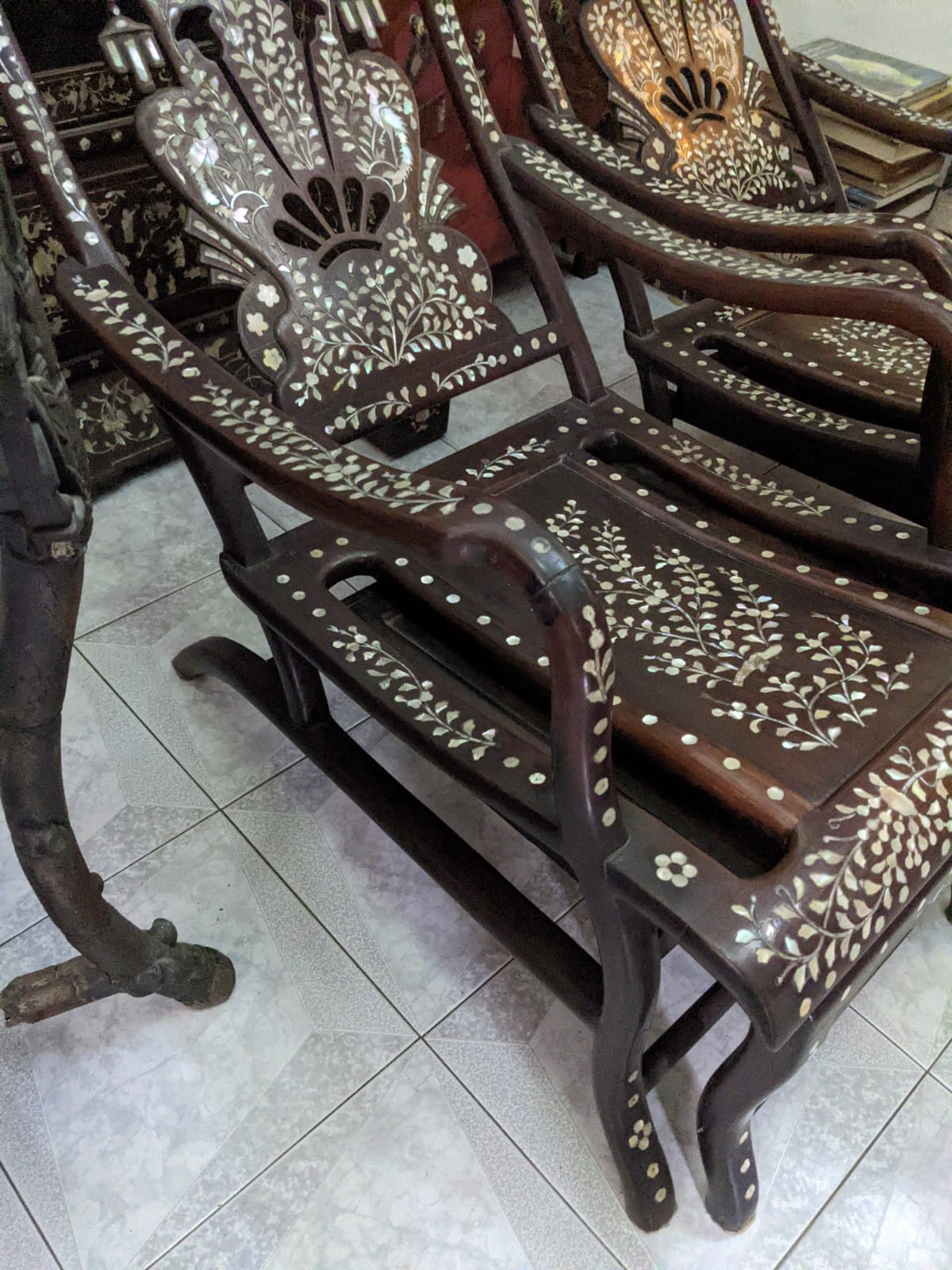 A PAIR OF MOTHER OF PEARL INLAID CHAIRS AND A SIDE TABLE - Image 15 of 23