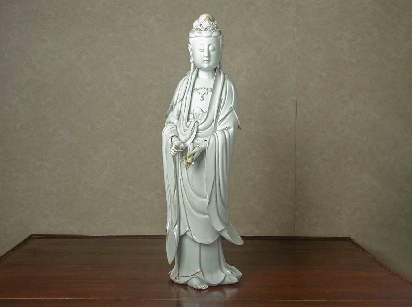 A LARGE BLANC DE CHINE PORCELAIN FIGURE OF GUANYIN