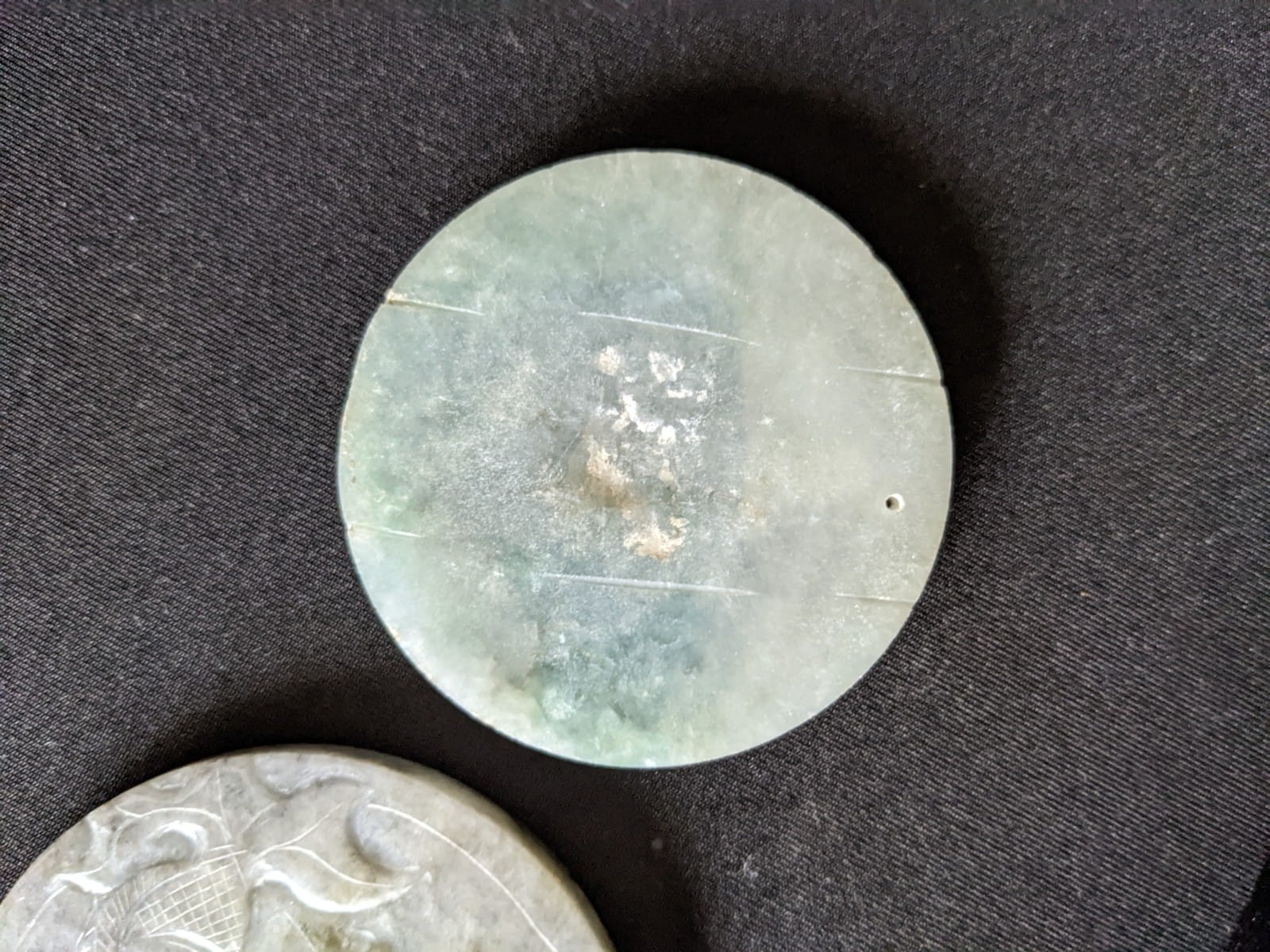 A GROUP OF EIGHT JADE BELT BUCKLES AND DISKS - Image 8 of 20