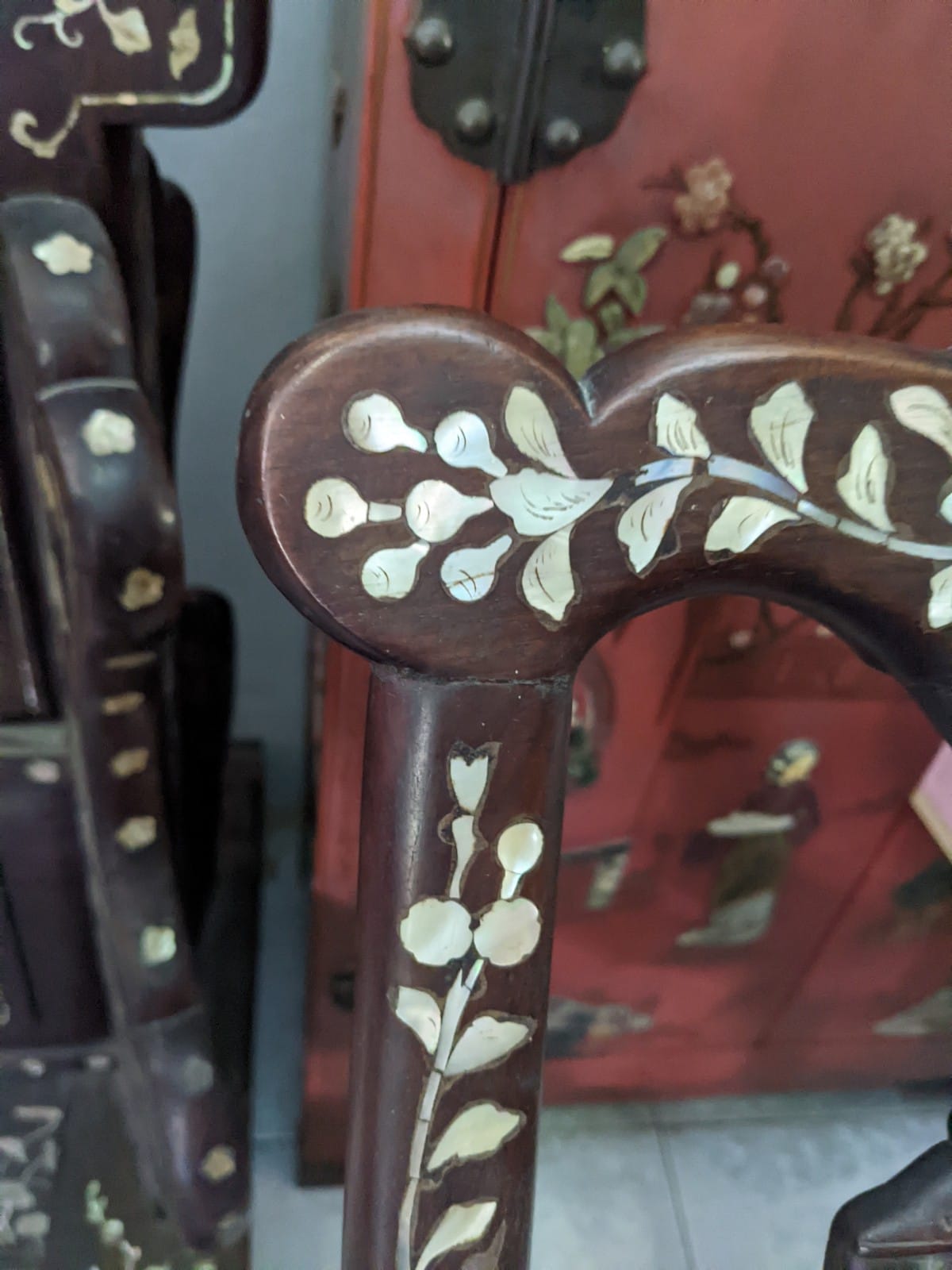 A PAIR OF MOTHER OF PEARL INLAID CHAIRS AND A SIDE TABLE - Image 11 of 23