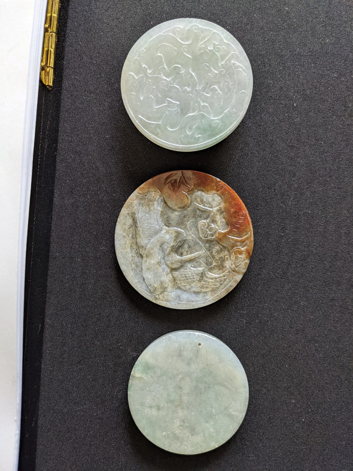 A GROUP OF EIGHT JADE BELT BUCKLES AND DISKS - Image 4 of 20