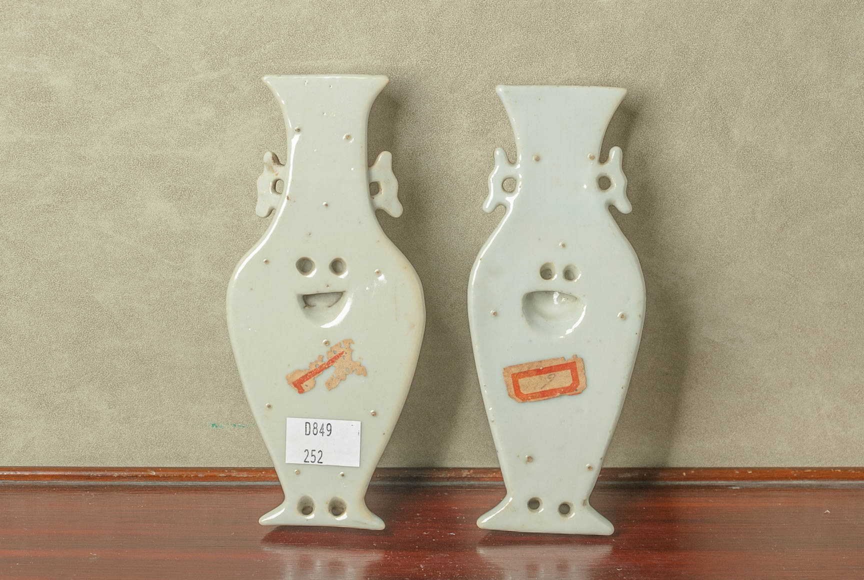 A PAIR OF FAMILLE ROSE PORCELAIN WALL POCKET VASES - Image 2 of 2