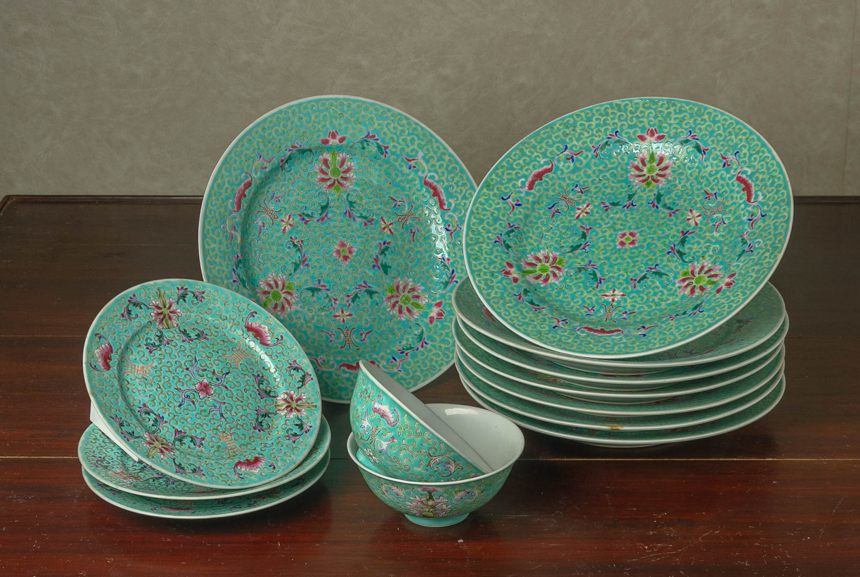 A GROUP OF TURQUOISE GROUND FAMILLE ROSE DINNERWARE